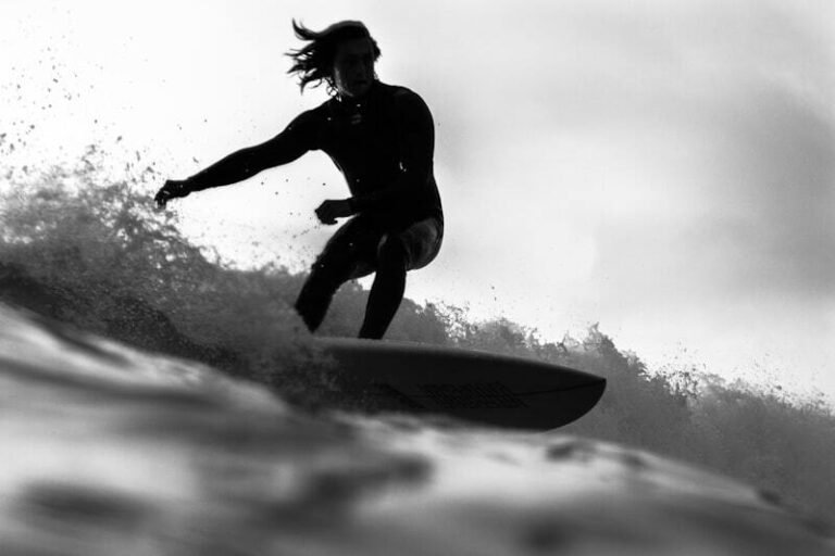 Las surfistas asturianas conquistan el circuito europeo con olas y actitud